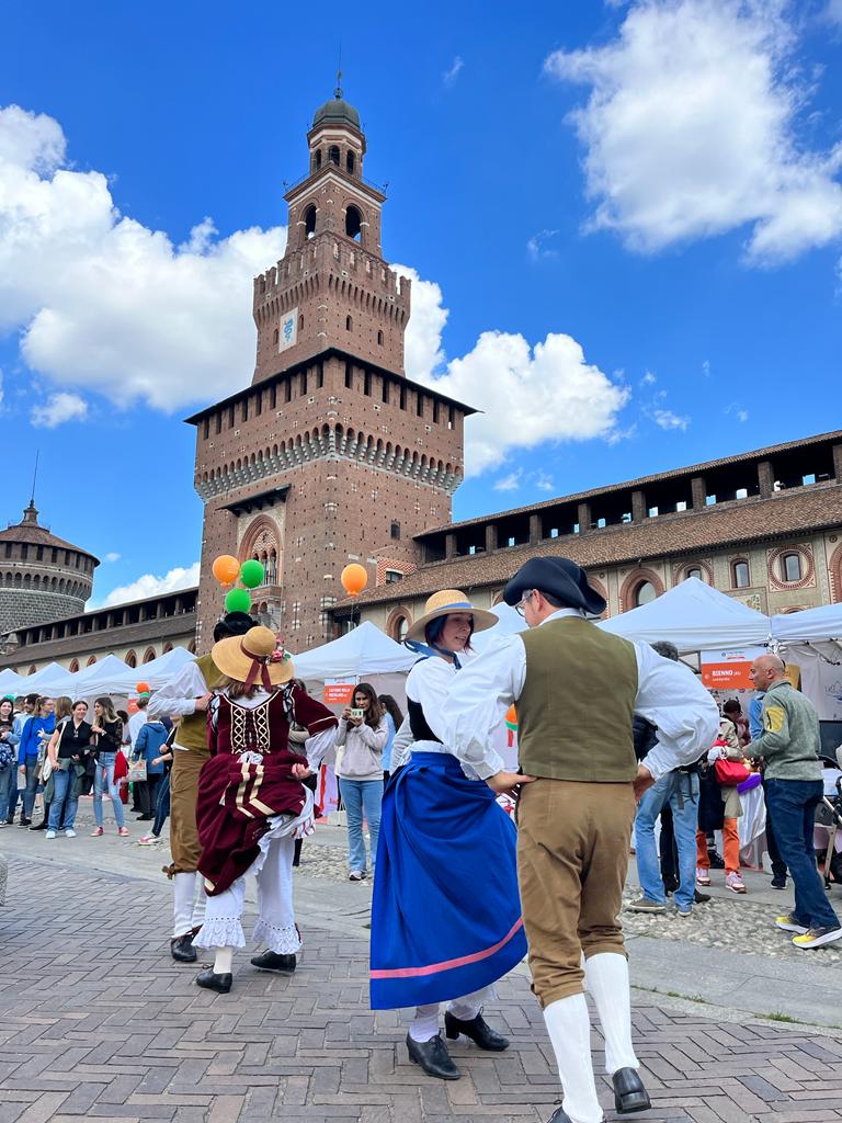 toscana economy- Lucignano promuove la Maggiolata al Castello Sforzesco