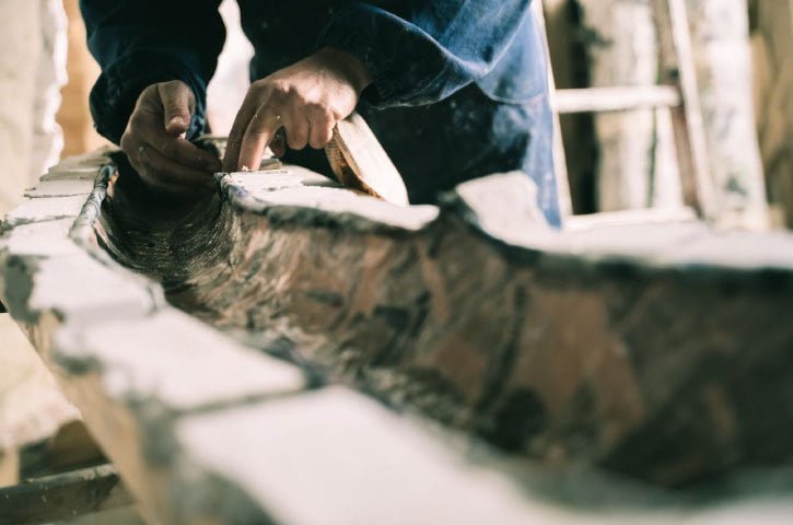 Le mani di un maestro carrista a lavoro